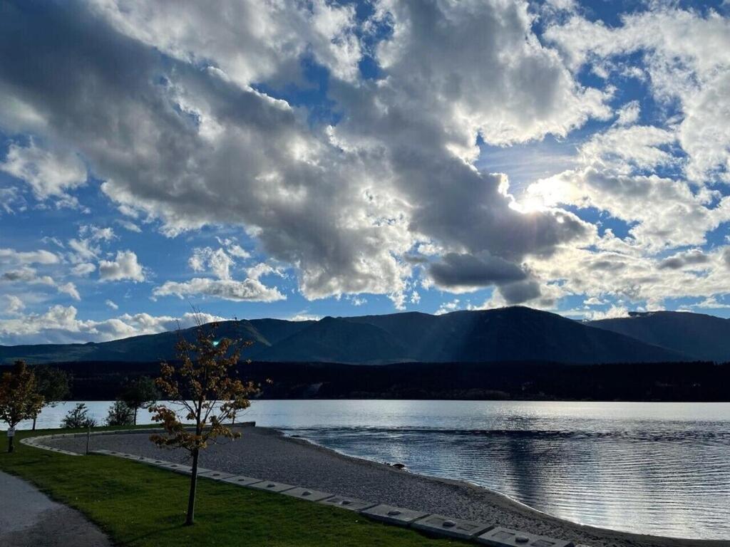 Akiskinook At Windermere Lake - Private Beach Access - New Pool And Hot Tub Now Open! Invermere Εξωτερικό φωτογραφία
